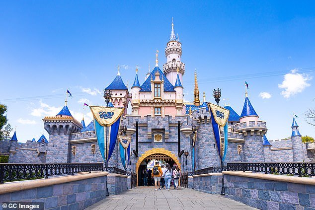 Cuatro empleados de Disneyland fueron trasladados de urgencia al hospital debido a una situación de materiales peligrosos en el parque temático.
