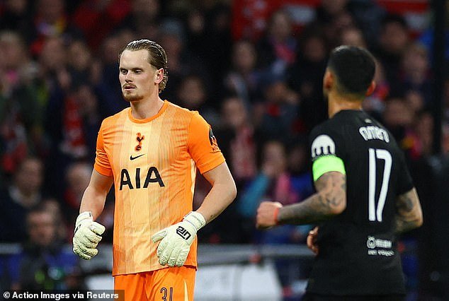 El portero del Tottenham, Antonin Kinsky, comete DOS errores terribles y es sustituido después de 15 minutos para el desastroso déficit de 3-0 de los Spurs, ya que le dicen al portero que no hay vuelta atrás para él en el club.