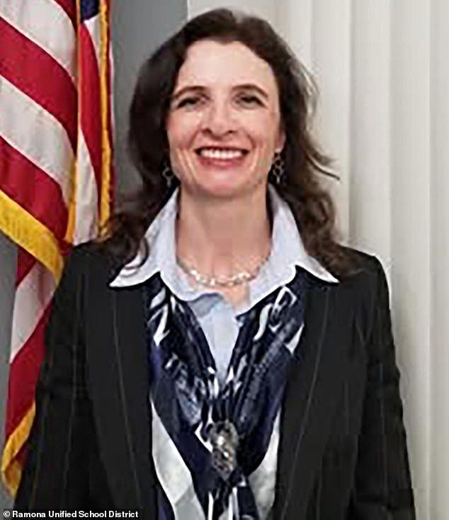 Un miembro de la junta escolar de California está provocando una creciente indignación después de decir que deportar a niños inmigrantes hace que las aulas sean MEJORES