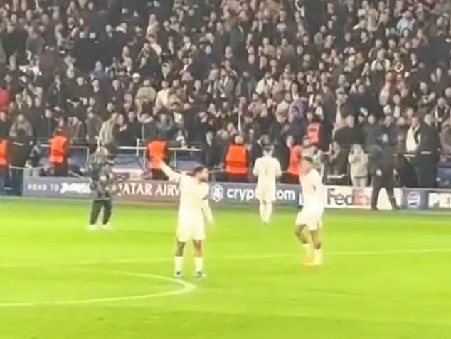Momento impactante: Filip Jorgensen ignora al capitán del Chelsea, Reece James, y se niega a aplaudir a los aficionados que viajan tras la derrota por 5-2 ante el PSG; mientras Jamie Carragher explica el gran problema que debe resolver Liam Rosenior si los Blues quieren ganar trofeos