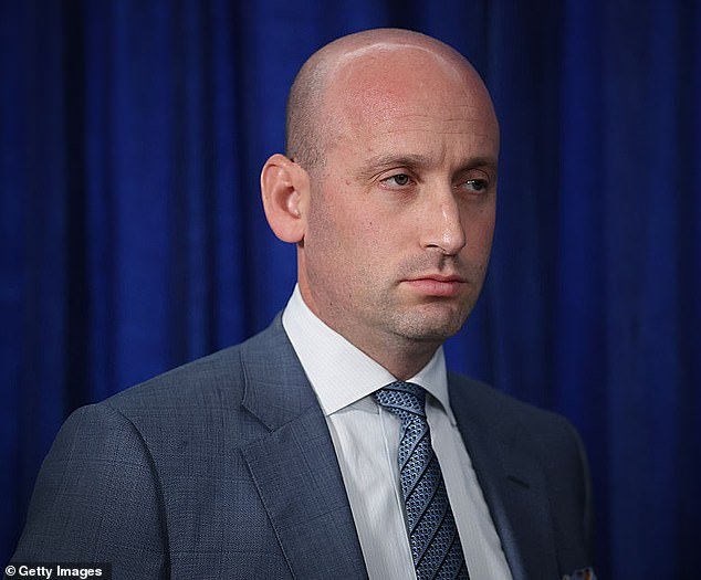 Cómo uno de los escándalos más impactantes de los deportes universitarios puso a Stephen Miller en el camino de convertirse en la mano derecha de Trump