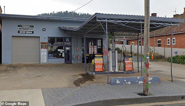 “En los libros malos”: el dueño de la única gasolinera de un pequeño pueblo rural revela por qué no vende combustible a los locales