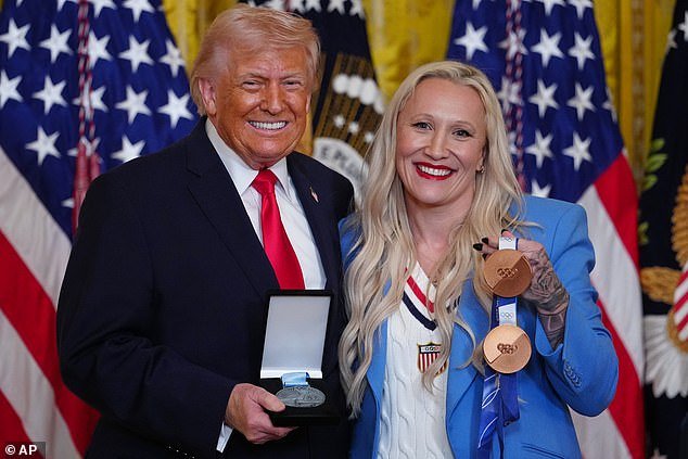 La estrella olímpica estadounidense entrega a Donald Trump un honor especial por su “influencia” en los deportes femeninos