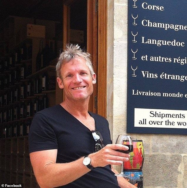 Profesor es despedido por enviar textos, poemas y una foto suya en calzoncillos a un alumno. Recupera su trabajo después de un “error” universitario.