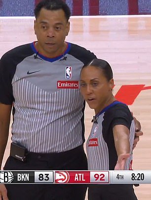 Un árbitro de la NBA sufre una grave lesión en la cabeza tras chocar con un camarógrafo en la cancha