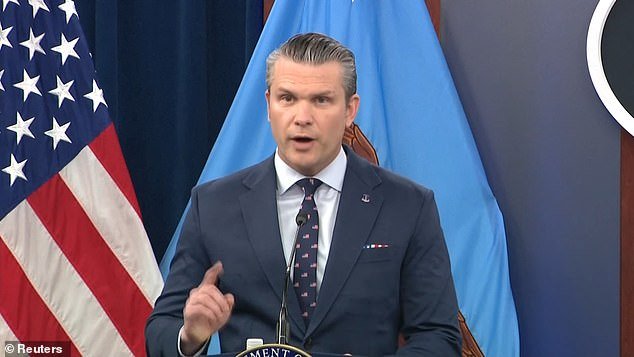 Pete Hegseth se derrite por los ‘titulares falsos’ sobre el caos en el Estrecho de Ormuz mientras Estados Unidos ataca a Irán con el día de fuego ‘más intenso’ jamás registrado