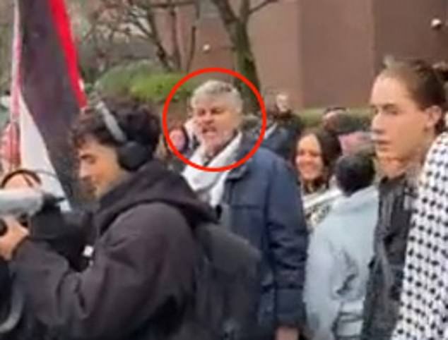 El organizador de la ‘manifestación del odio’ de Al-Quds en Londres canta ‘Muerte a las FDI’ en las protestas en Irán y luego grita ‘Jamenei nos enorgullece’