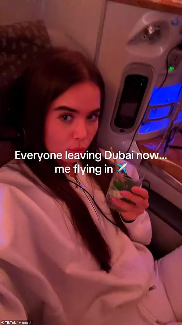 Los influencers regresan desafiantes a Dubai: los británicos están REGRESANDO a Dubai a pesar de los crecientes ataques con drones iraníes mientras publican videos de aviones vacíos que se dirigen a los Emiratos Árabes Unidos.