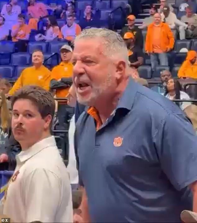 El ex entrenador de Auburn, Bruce Pearl, tiene un colapso salvaje en las gradas mientras observa a su hijo Nepo liderar a los Tigres.