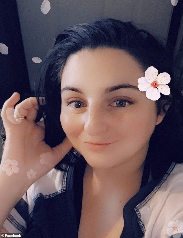 En su canal de YouTube, se presentó como la esposa perfecta y una madre temerosa de Dios… ahora ha sido acusada de los crímenes más atroces.