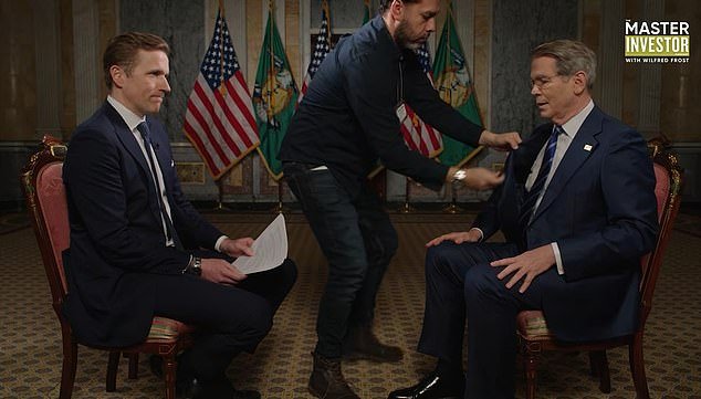 El sorprendente momento en el que Scott Bessent regresa a la entrevista tras la llamada a la “Sala de Situación” de Trump, notablemente conmocionado