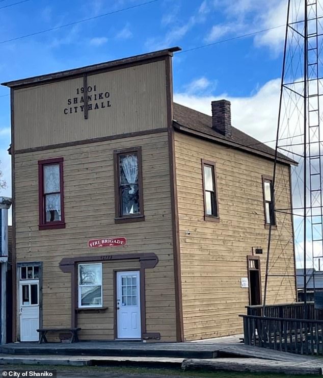 Cowboy salva a la histórica ciudad del Lejano Oeste de solo 30 residentes de convertirse en una ciudad fantasma después de liberarla de sus deudas.