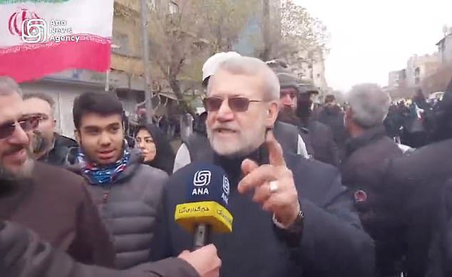 El jefe de seguridad iraní, Larijani, se burla de Trump y lo acusa de “desesperación” tras la explosión de un misil durante la marcha en Teherán.