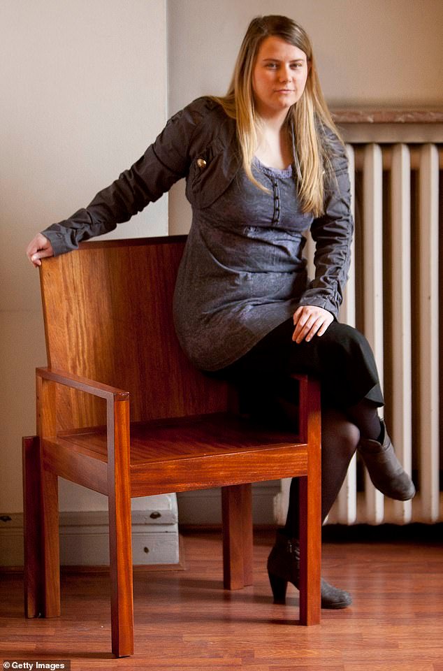 El secuestro que conmocionó al mundo: Natascha Kampusch fue secuestrada cuando tenía diez años y luego pasó ocho años como esclava sexual. Ahora, dos décadas después de su fuga, su familia revela que el trauma ha regresado para destruirla.