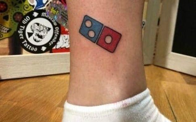 Fanático de la pizza que se tatuó el logo de Domino’s para ganar comida para llevar gratis de por vida descubre que la oferta fue cancelada