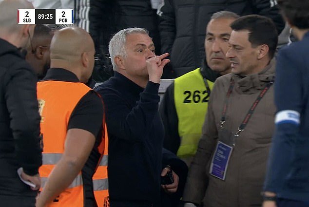 José Mourinho recibe tarjeta roja después de que el enojado jefe del Benfica arremetiera contra el ex jugador por llamarlo traidor “50 VECES” durante el acalorado empate contra el Porto.