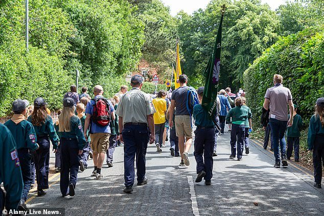 El desfile scout del Día de San Jorge se salvó gracias a una donación de £9.000 de un empresario local después de que el consejo local amenazara con cancelar el evento.