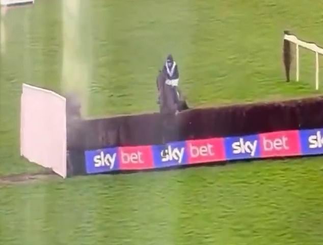 El jockey recibió una suspensión de 12 días después de empujar a su caballo cansado sobre el último obstáculo en la controvertida victoria de la carrera de Fakenham.