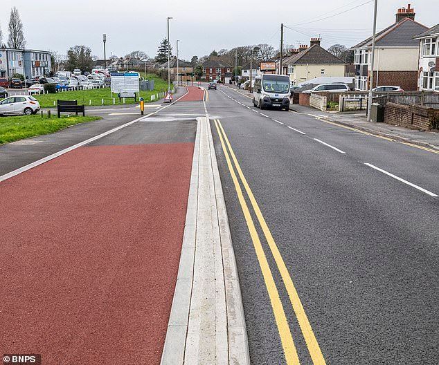 El carril bici del ‘elefante blanco’ valorado en 17 millones de libras que todo el mundo odia: el ayuntamiento está construyendo una ruta de 3,5 metros de ancho con sólo tres problemas: provoca atascos, tiene un aspecto feo y nadie lo utiliza