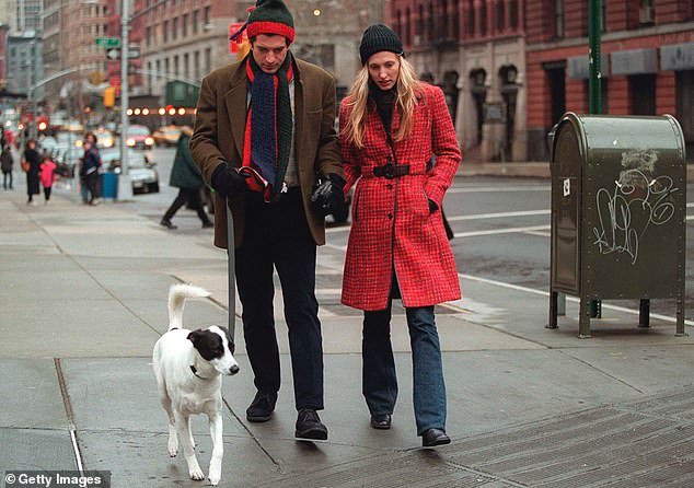 Una verdad desgarradora sobre lo que realmente le sucedió al amado perro de JFK Jr. y Carolyn Bessette llamado Friday… mientras amigos descubren los últimos años ocultos al público