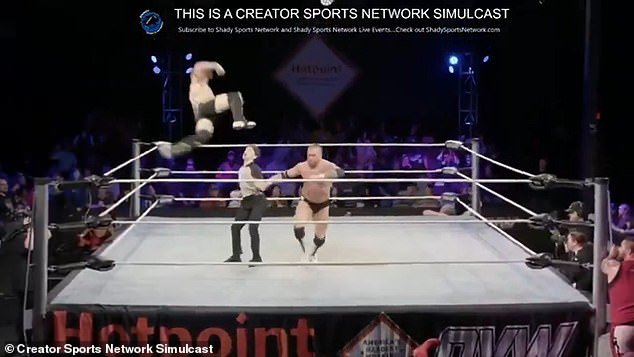 Momento aterrador: El árbitro de lucha libre sufre una emergencia médica en el ring… y luego lo echan