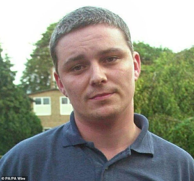 Ian Huntley ordenó un juego de Xbox con un nombre espeluznante días antes de ser atacado tras las rejas, y llegó tres días después de su muerte en prisión.
