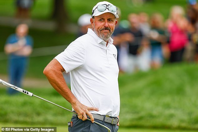 Crece la preocupación por la estrella del golf Phil Mickelson, que se retira del cuarto evento consecutivo debido a misteriosos asuntos personales.