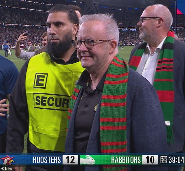 Los fanáticos de la NRL condenan a Anthony Albanese por movimiento ‘vergonzoso’ después de que el jugador de Rabbitohs, Alex Johnston, hiciera historia