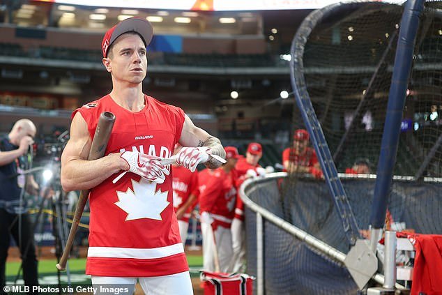 Las estrellas del béisbol canadiense están avivando la rivalidad con el equipo de EE. UU. al usar camisetas de hockey en la práctica antes del choque del CMB.