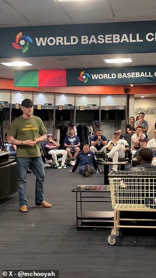 El Navy SEAL que mató a Osama Bin Laden ofrece una conmovedora charla de ánimo en la sede del club con el equipo de EE. UU. en el Clásico Mundial de Béisbol.