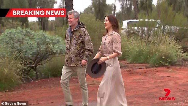 La reina María y el rey Federico aterrizan en Uluru para la primera aparición pública de la histórica gira de seis días por Australia
