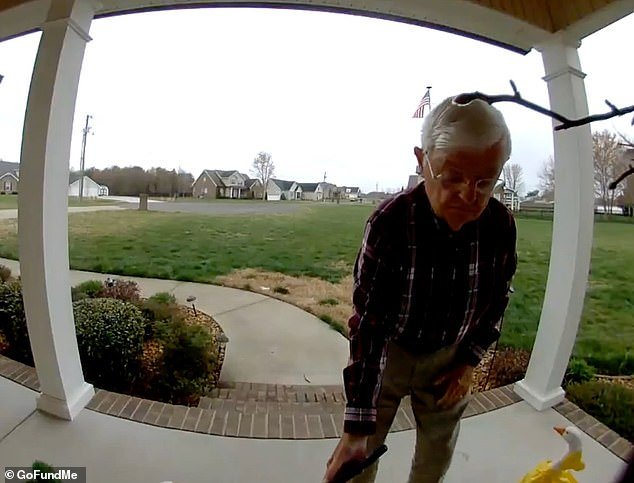 Recaudación de fondos para personas mayores: DoorDasher, de 78 años, lucha con las entregas por las escaleras, recaudando más de $500,000 para su jubilación