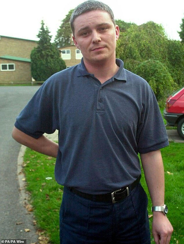 PETER HITCHENS: Los liberales de moda querían mantener vivo a Ian Huntley durante años. Y ME llaman bárbaro porque apoyo la pena de muerte para viles asesinos como él