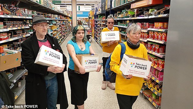 Los activistas lanzan robos masivos mientras “liberan” productos de las tiendas Tesco, Sainsbury’s y Morrisons en ciudades de todo el Reino Unido.