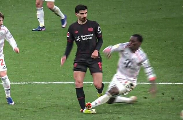 El cedido del Chelsea, Nicolas Jackson, es expulsado por un brutal ataque al Bayern de Múnich mientras se acerca su regreso a los Blues.