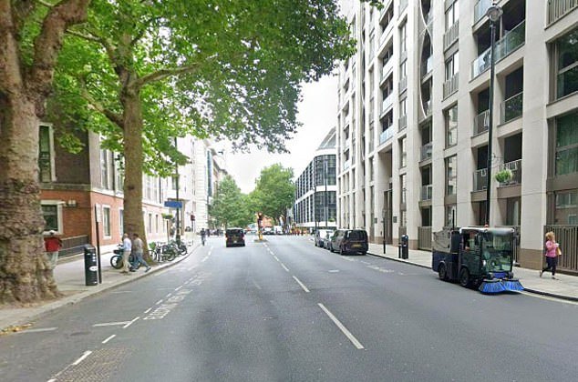 Una mujer de 43 años ha sido detenida por asesinato después de que una niña de 18 días cayera desde una altura desde una propiedad residencial