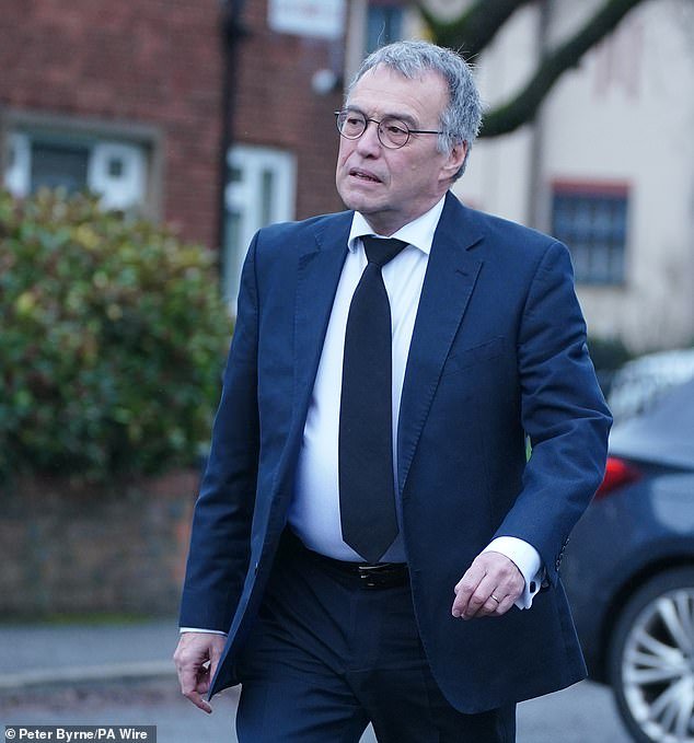 El ex ministro de Trabajo Phil Woolas, que fue confrontado por Joanna Lumley en directo por televisión, muere de cáncer cerebral a los 66 años