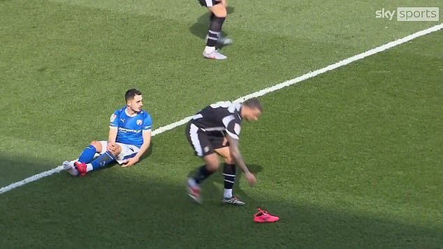 La estrella de la EFL es expulsada por una EXTRAÑA ofensiva en el ‘patio de recreo’ que involucra la bota de su oponente, antes de que su equipo pierda un partido de promoción crucial