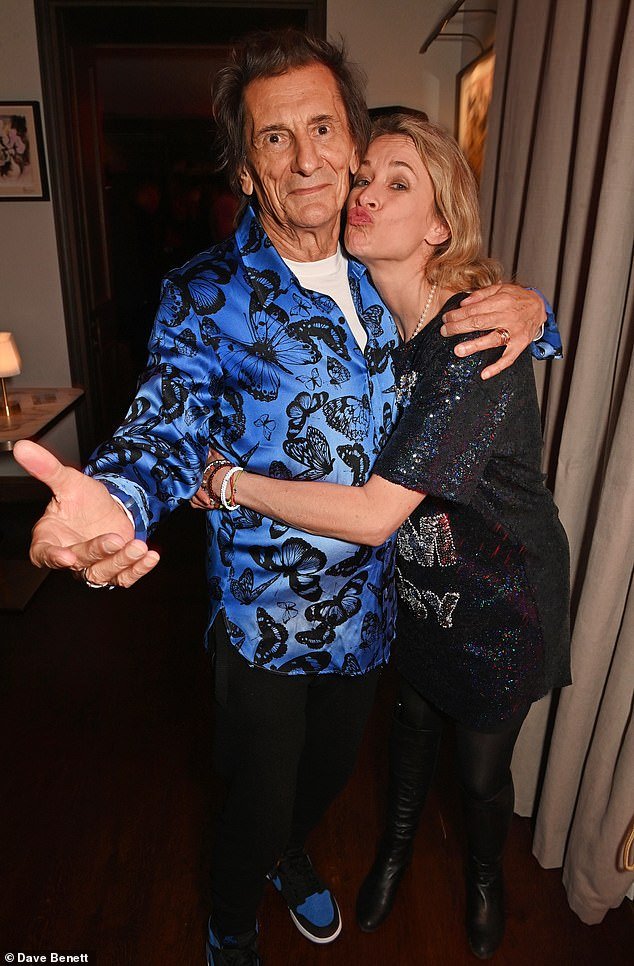 La hija de Ronnie Wood dice que está contenta de que su padre en Rolling Stone nunca le haya dado nada de su fortuna de £150 millones, a pesar de tener una hipoteca y un muro en el jardín que se está desmoronando.