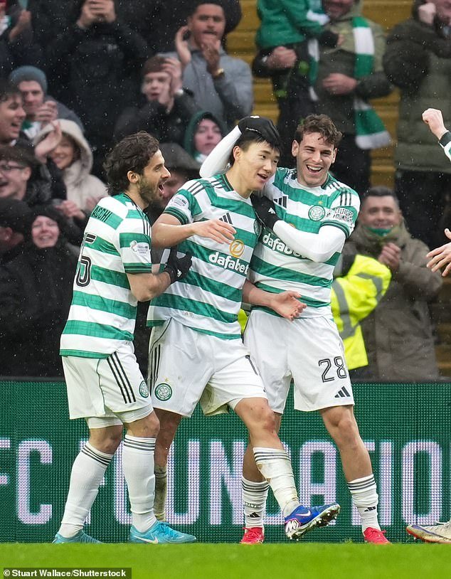 CELTIC 3 MOTHERWELL 1: Los hombres de Parkhead mantienen vivas sus esperanzas de título después de que los elegantes Steelmen de Jens Berthel Askou fueran derrotados por una tarjeta roja en la segunda mitad