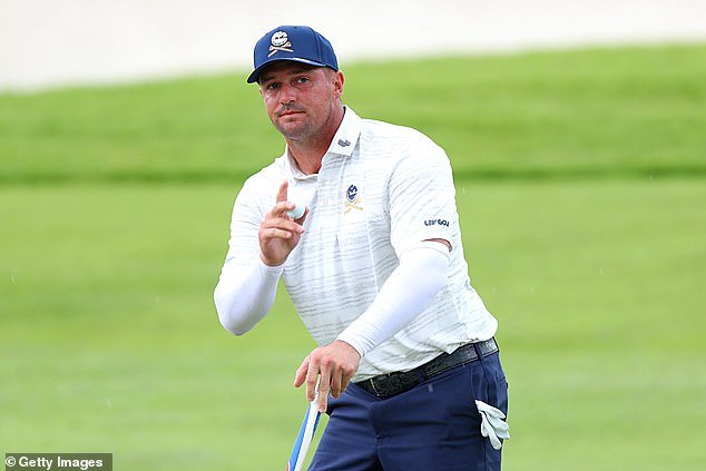 Bryson DeChambeau sufre una bochornosa caída a un búnker durante un torneo de golf LIV en Singapur