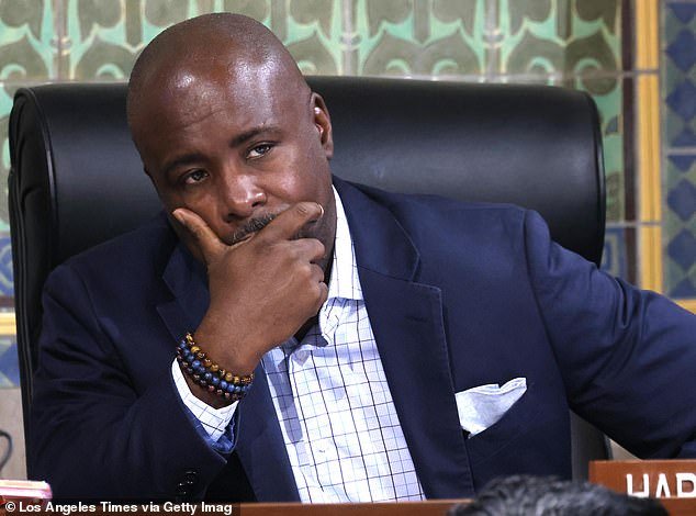 Un legislador de Los Ángeles afirma que fue discriminado racialmente durante una parada de tráfico… pero la policía explica la “real” razón por la que lo detuvieron