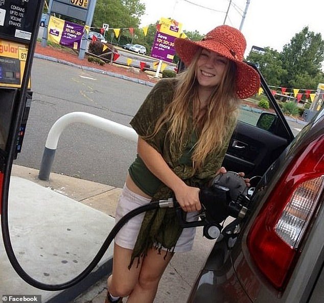 Mujer que acusa a Jeffrey Epstein de violarla cuando tenía 17 años dice que Andrew Mountbatten-Windsor le tocó el pecho con la mano durante la misma visita a Nueva York, en un encuentro “espeluznante” en una fiesta del “mercado de carne”