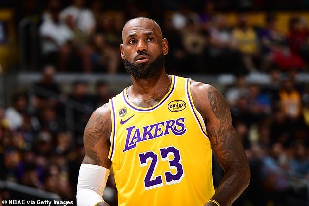 Los fanáticos de la NBA se burlaron de LeBron James al agregar una personalización “arrogante” a la camiseta de los Lakers