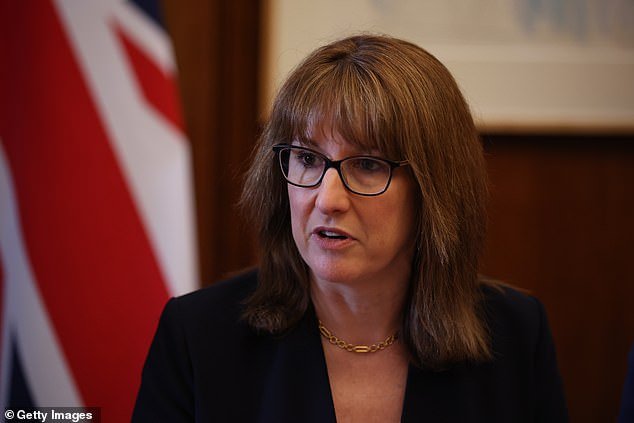 Los parlamentarios laboristas advierten que la parlamentaria laborista Rachel Reeves “se ha quedado sin opciones” para detener la recesión del Reino Unido en medio de la crisis de Irán