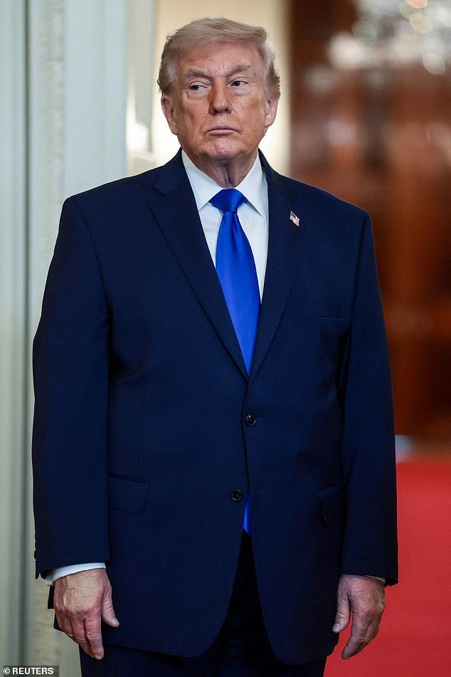 Ahora Trump le dice al primer ministro: envíe barcos al Golfo mientras el presidente de Estados Unidos pide una armada para mantener abierto el vital Estrecho de Ormuz.