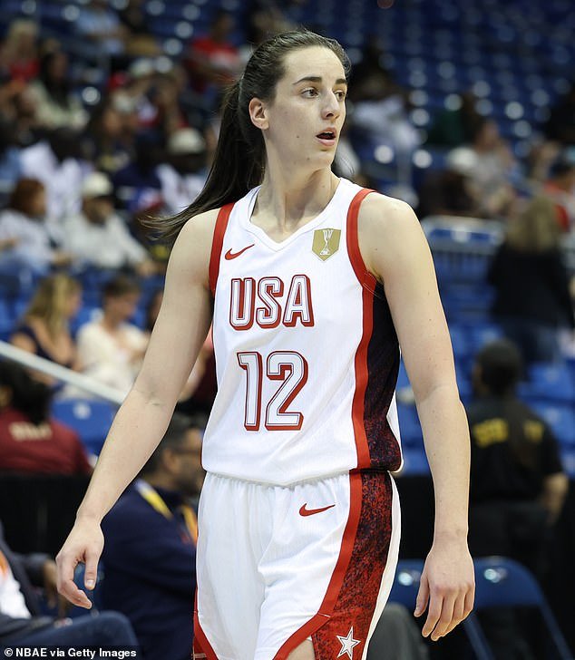 Caitlin Clark se vuelve viral por comportamiento extraño después de la victoria del equipo de EE. UU. sobre Italia: ‘¿Qué estás haciendo?’