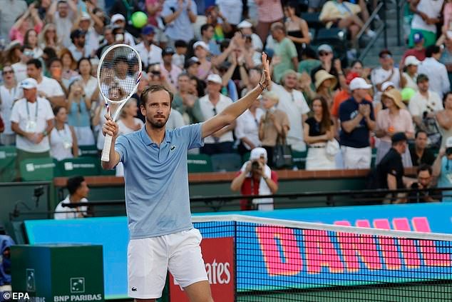 Carlos Alcaraz FINALMENTE pierde: el No. 1 del mundo es derrotado por Daniil Medvedev en Indian Wells… mientras Dua Lipa observa