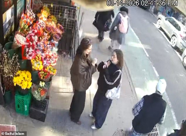 Momento demencial en el que un taxi de Nueva York atropella a peatones… y el milagro que los salvó de la muerte