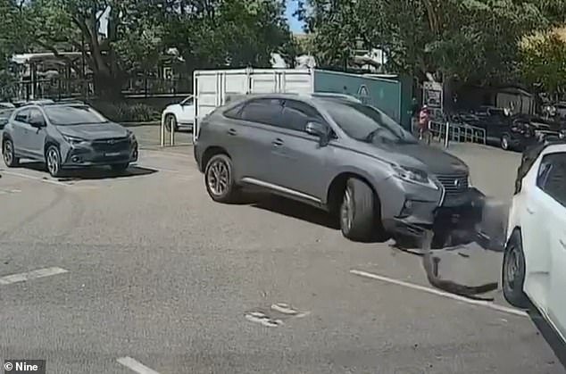 Momento salvaje: Una mujer supuestamente borracha deja un rastro de destrucción en el estacionamiento tras chocar contra CINCO autos estacionados, incluido uno con un bebé en el asiento trasero